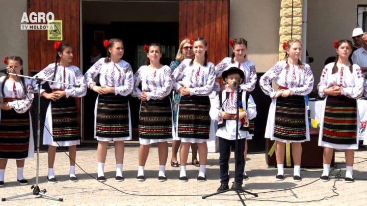 Ansamblurile folclorice pun tradițiile populare în lumină