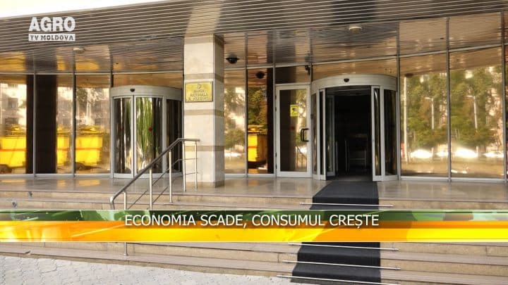 Economia scade, consumul crește