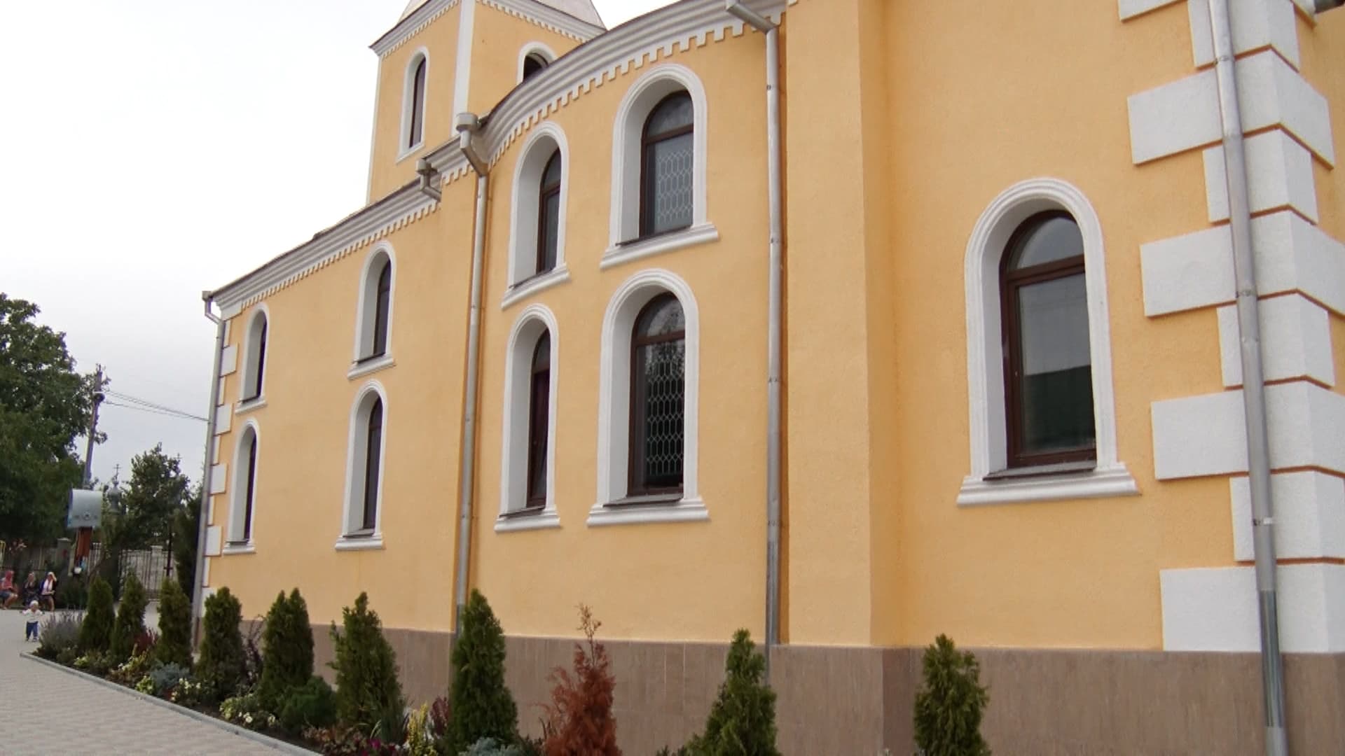 Slujbele de înviere, fără enoriași