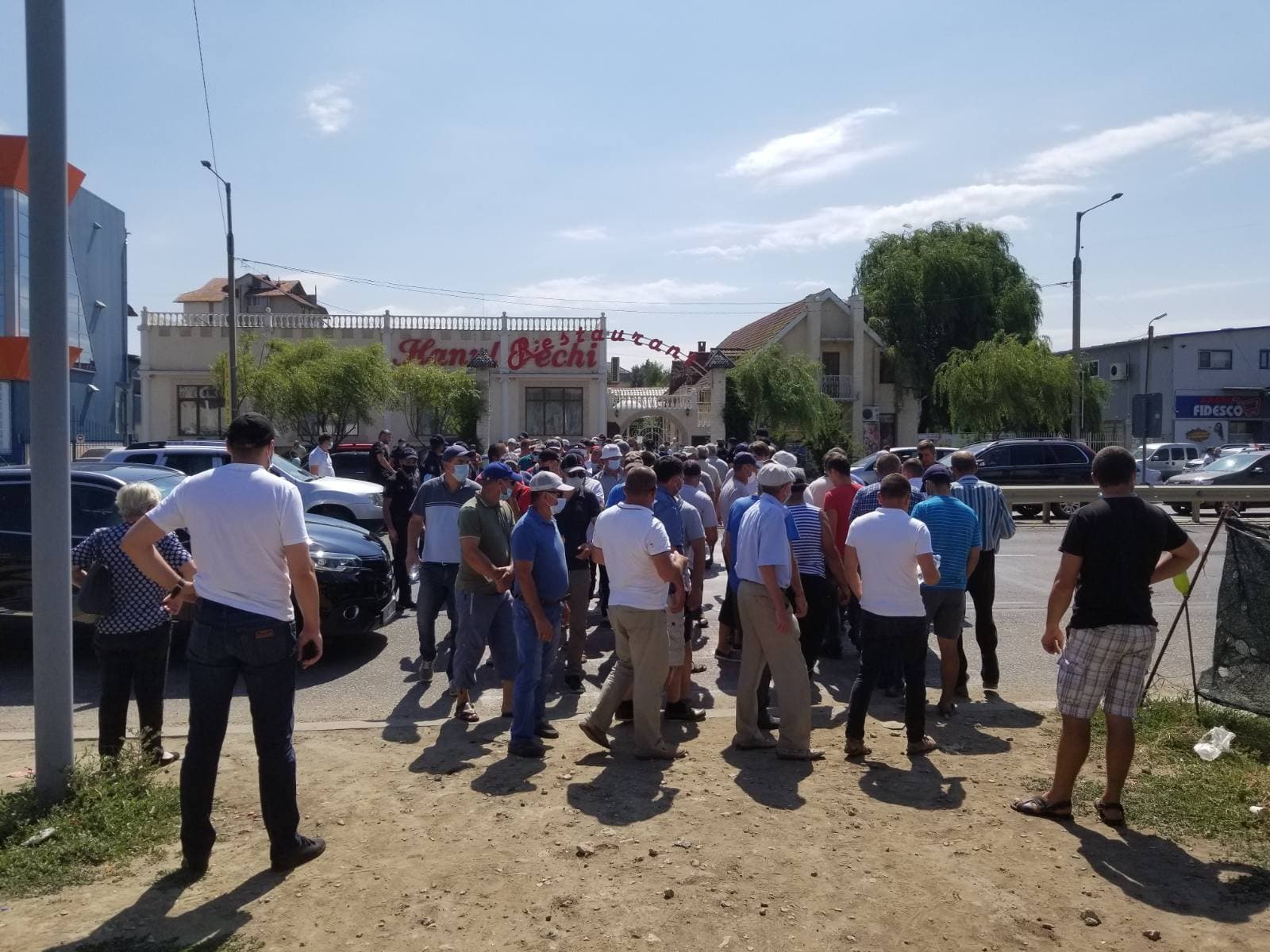 Protestul continuă pe jos