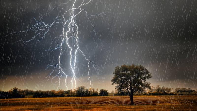 Averse cu descărcări electrice