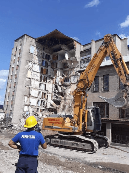A început demolarea clădirii avariate în Otaci