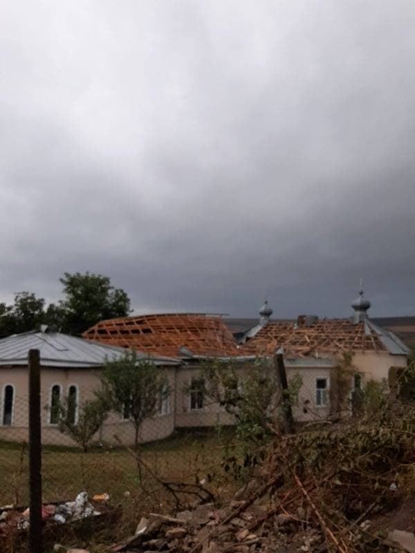 Ploaia și vântul au provocat pagube mari