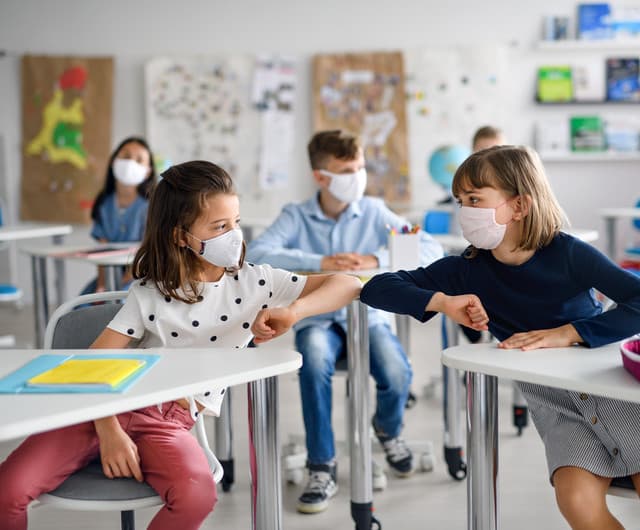Pandemia bântuie în școli, universități și grădinițe