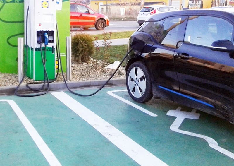 Numărul mașinilor electrice, în creștere