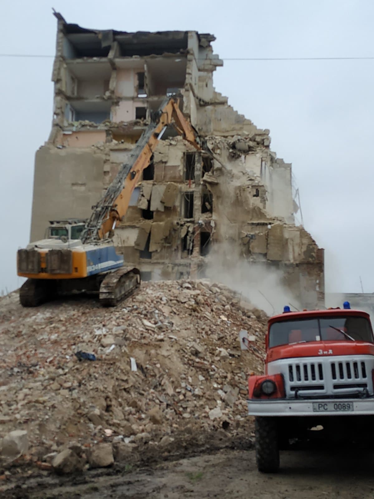 Demolarea clădirii de la Otaci continuă