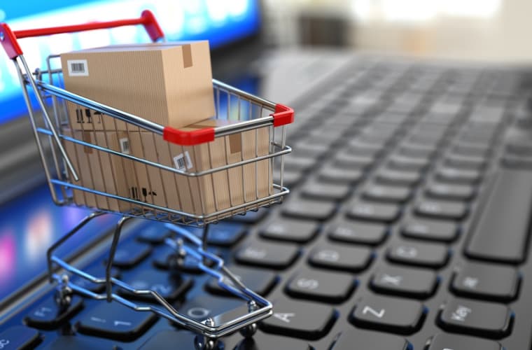 Cumpărăturile online mai scumpe de 100€, ar putea fi impozitate