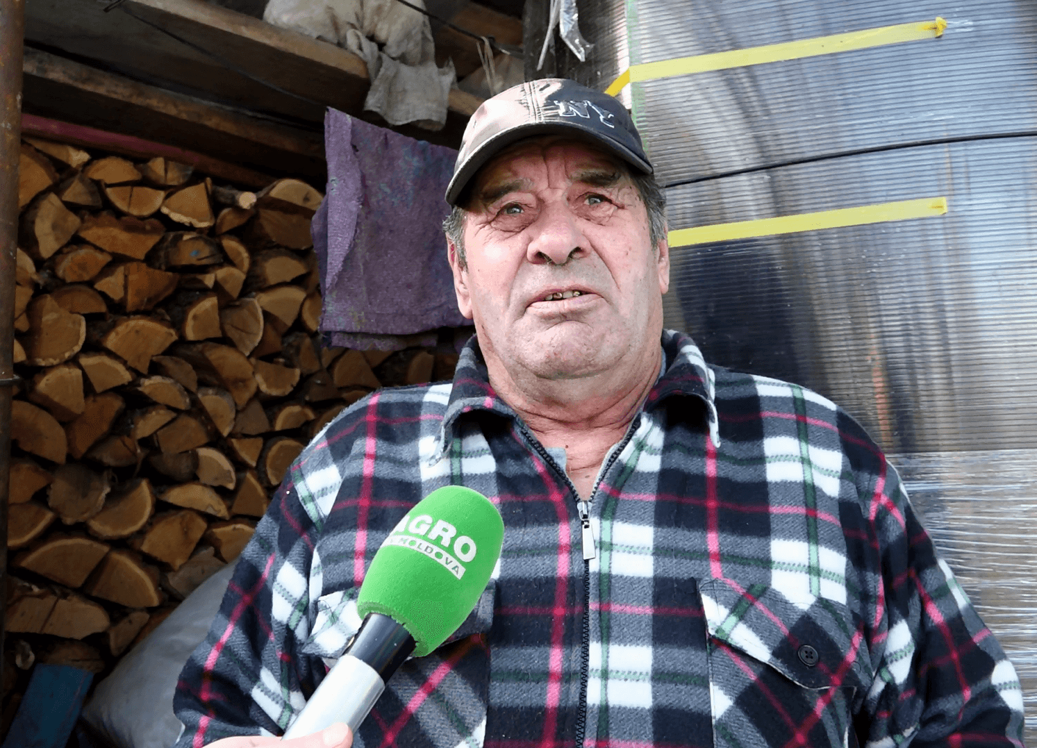 Cum se încălzesc oamenii de la sate pe timp de iarnă