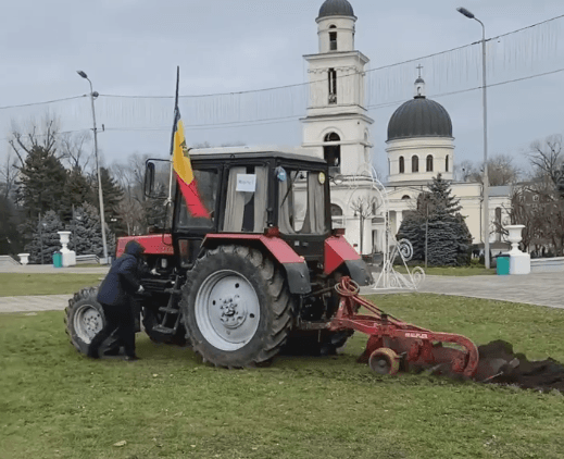 În semn de protest, a arat un gazon din centrul capitalei