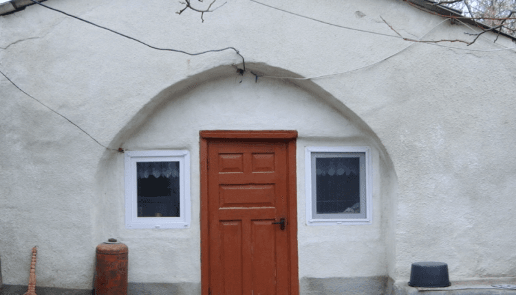 Satul în care oamenii locuiesc în bordeie