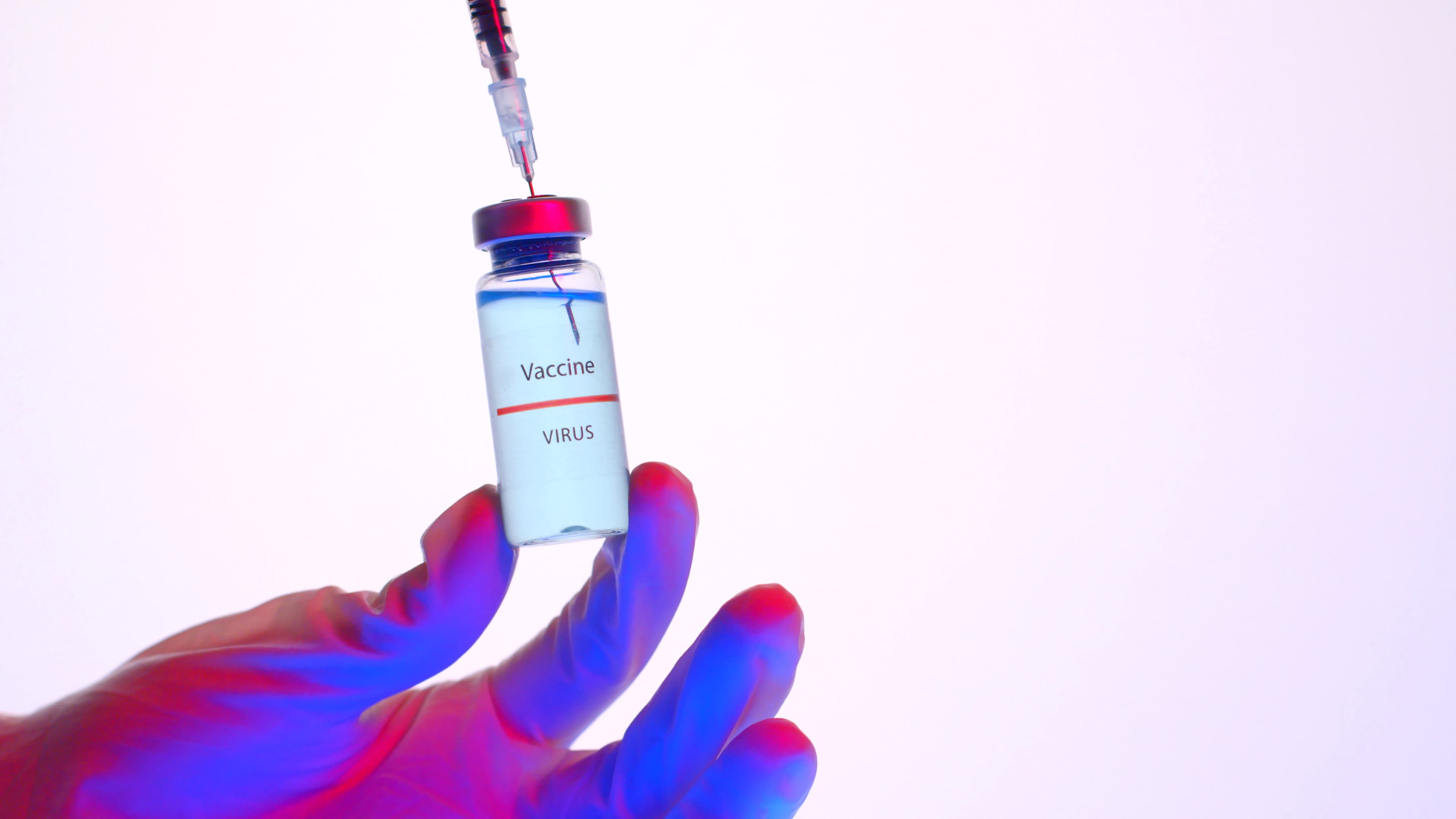 Marea Britanie explorează reacțiile adverse la vaccinul Pfizer