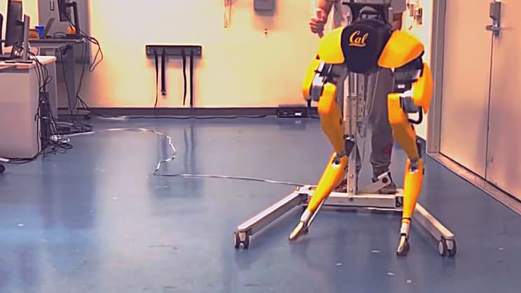VIDEO/Un robot s-a învățat să meargă, la fel ca un copil