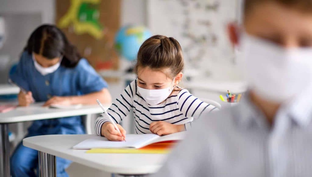 Doar 20 la sută din școli activează cu prezența fizică a elevilor