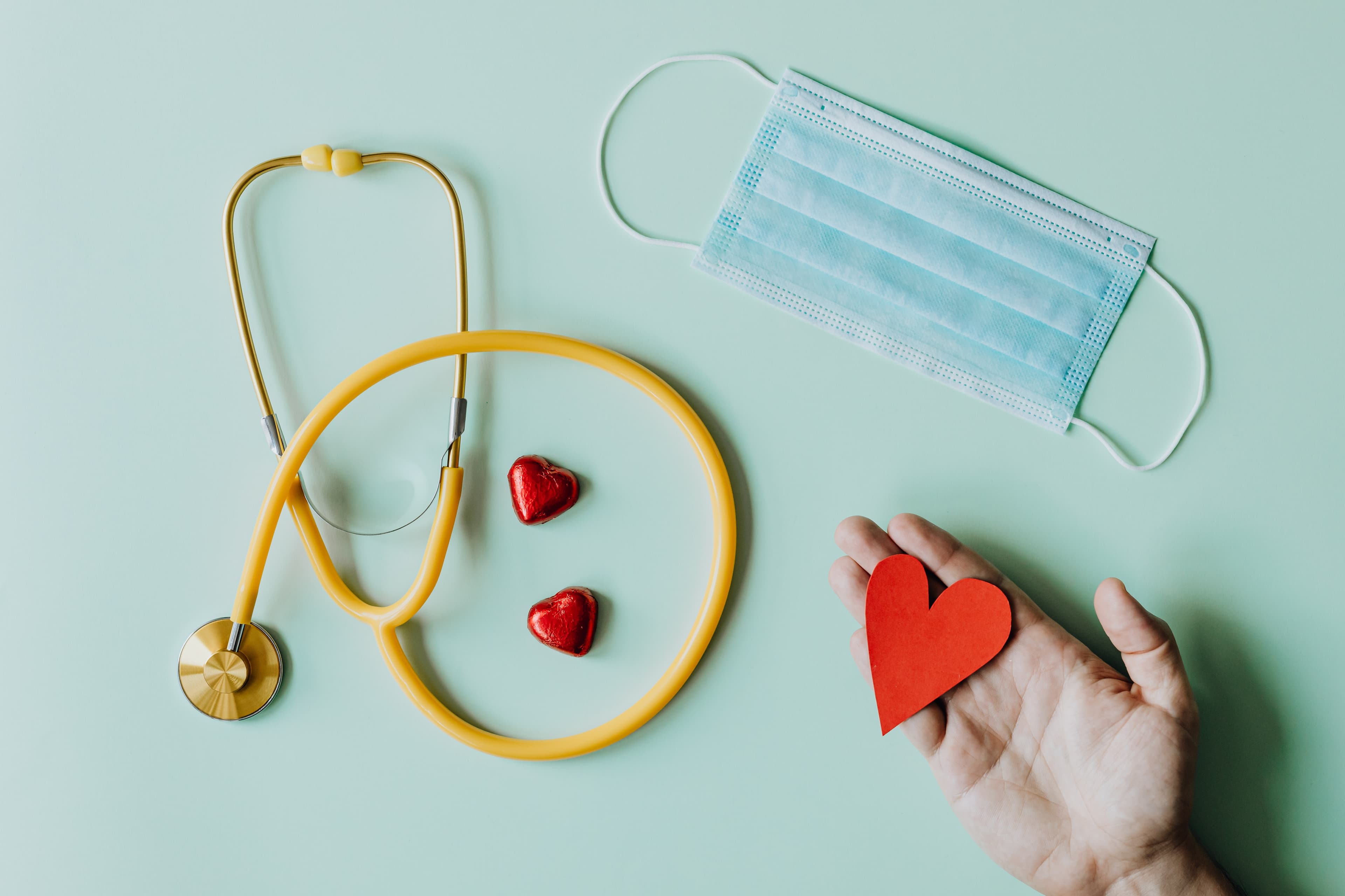 Ce trebuie să știți despre vaccinurile COVID-19 și afecțiunile cardiace la persoanele tinere