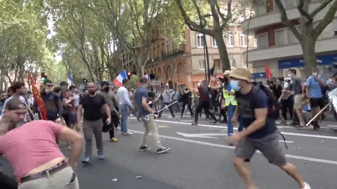 (VIDEO) Bătaie între oamenii PRO vaccin și ANTI-vaccin