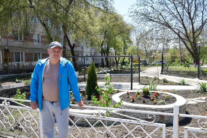 Omul care a revitalizat grădina publică din fața casei
