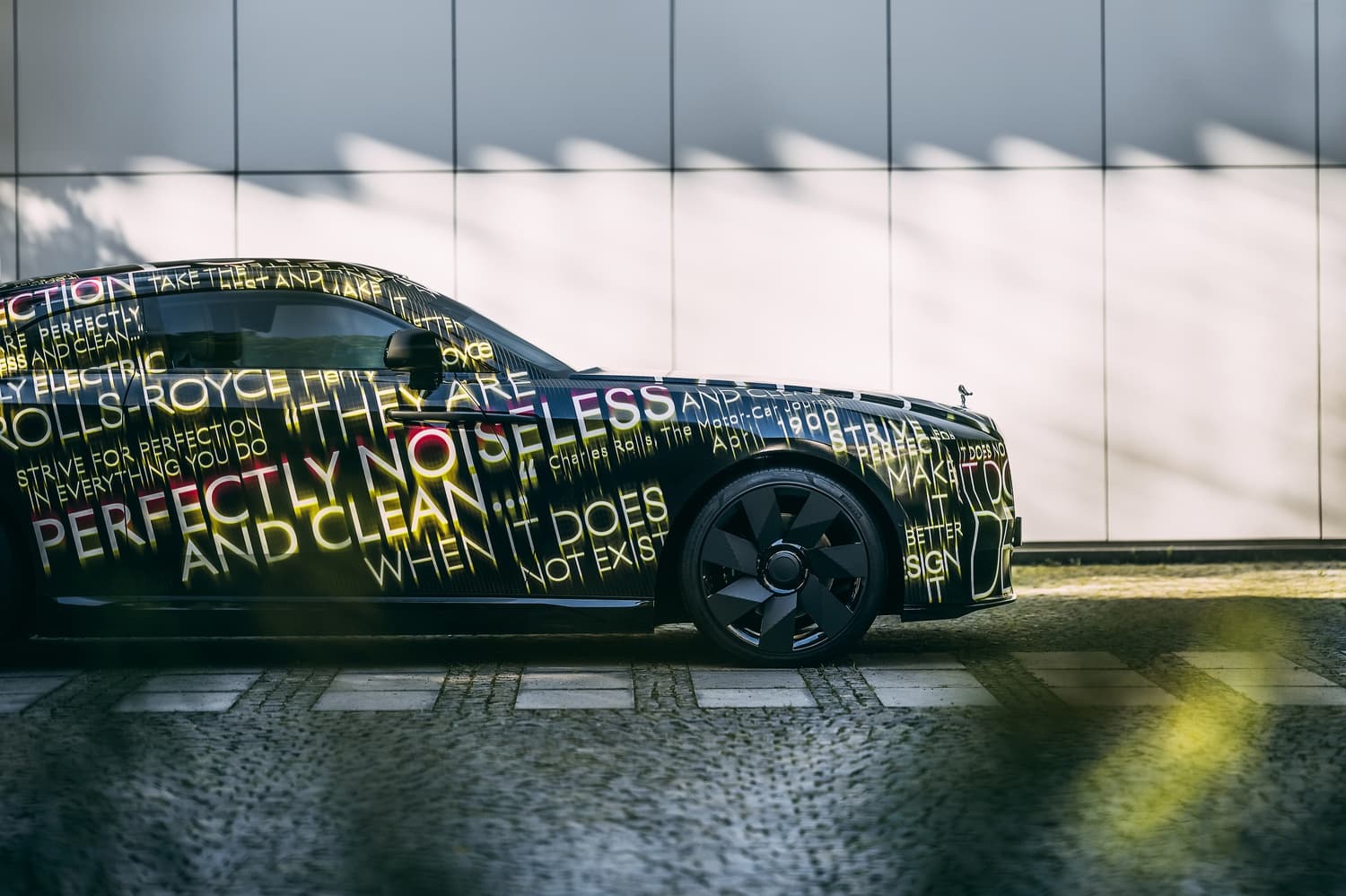 (VIDEO) Rolls-Royce trece pe calea electrificării complete şi anunţă noul model Spectre