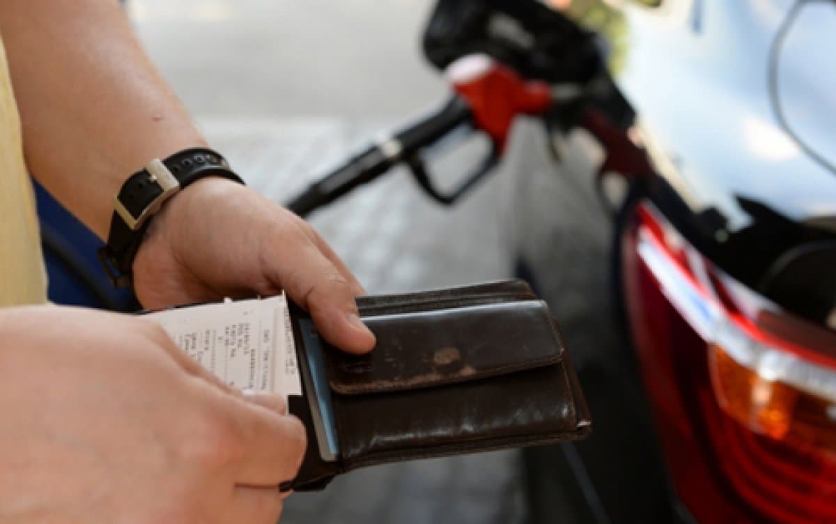 Continuă să se scumpească carburanții