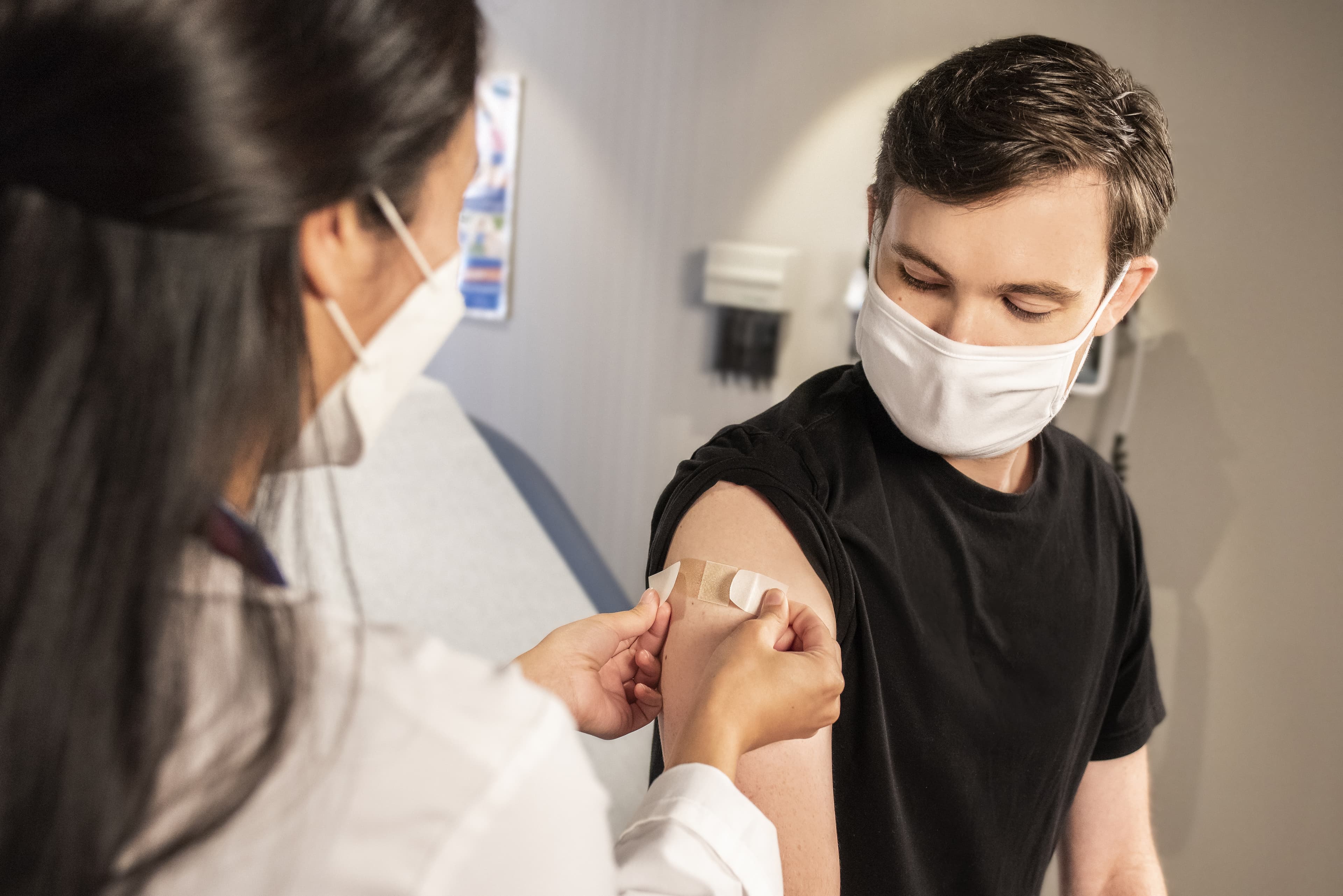 Aproape 14.000 de români s-au vaccinat anti-COVID cu doza a treia