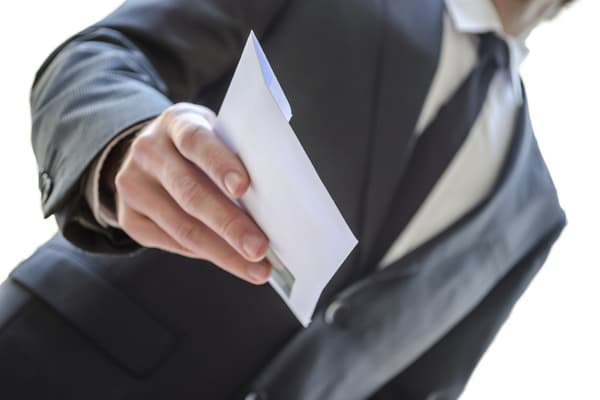 Salariul în plic mai e la modă în Moldova?