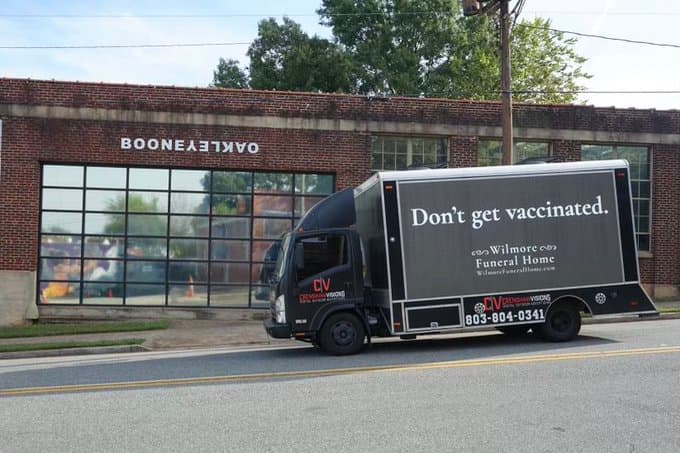 O reclama a serviciilor funerare care spune: ”Nu vă vaccinați” – istoria reală din spate