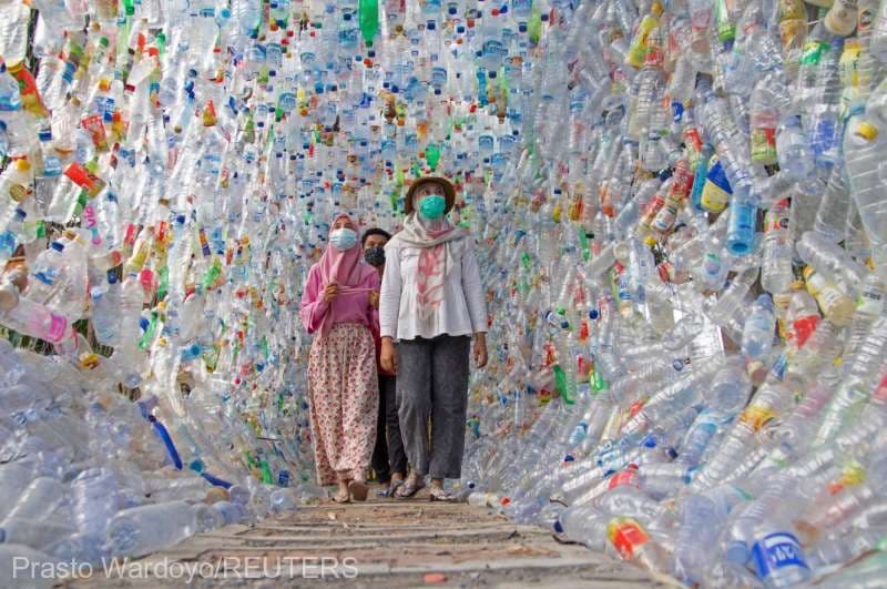 Indonezia: Un muzeu creat din sticle şi pungi din plastic avertizează asupra pericolului poluării oceanelor