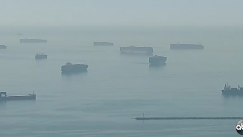 Imaginea unei crize fără precedent. Număr record de nave cu mii de containere blocate în portul Los Angeles