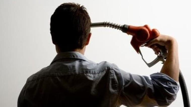 În bătaie de joc, ANRE coboară și ridică prețurile la carburanți