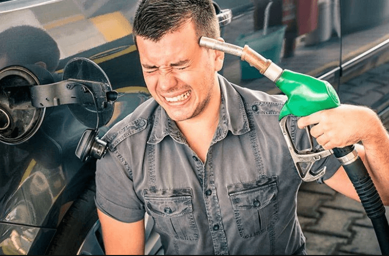 Iar? S-au mai scumpit carburanții