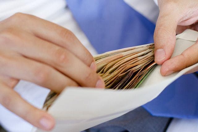 Salariul în plic, o „bomba economică”