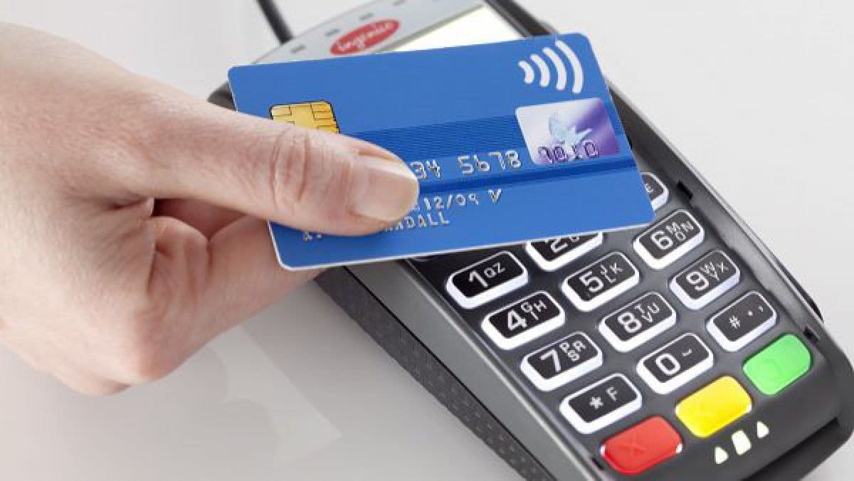 Moldovenii folosesc tot mai des cardurile bancare