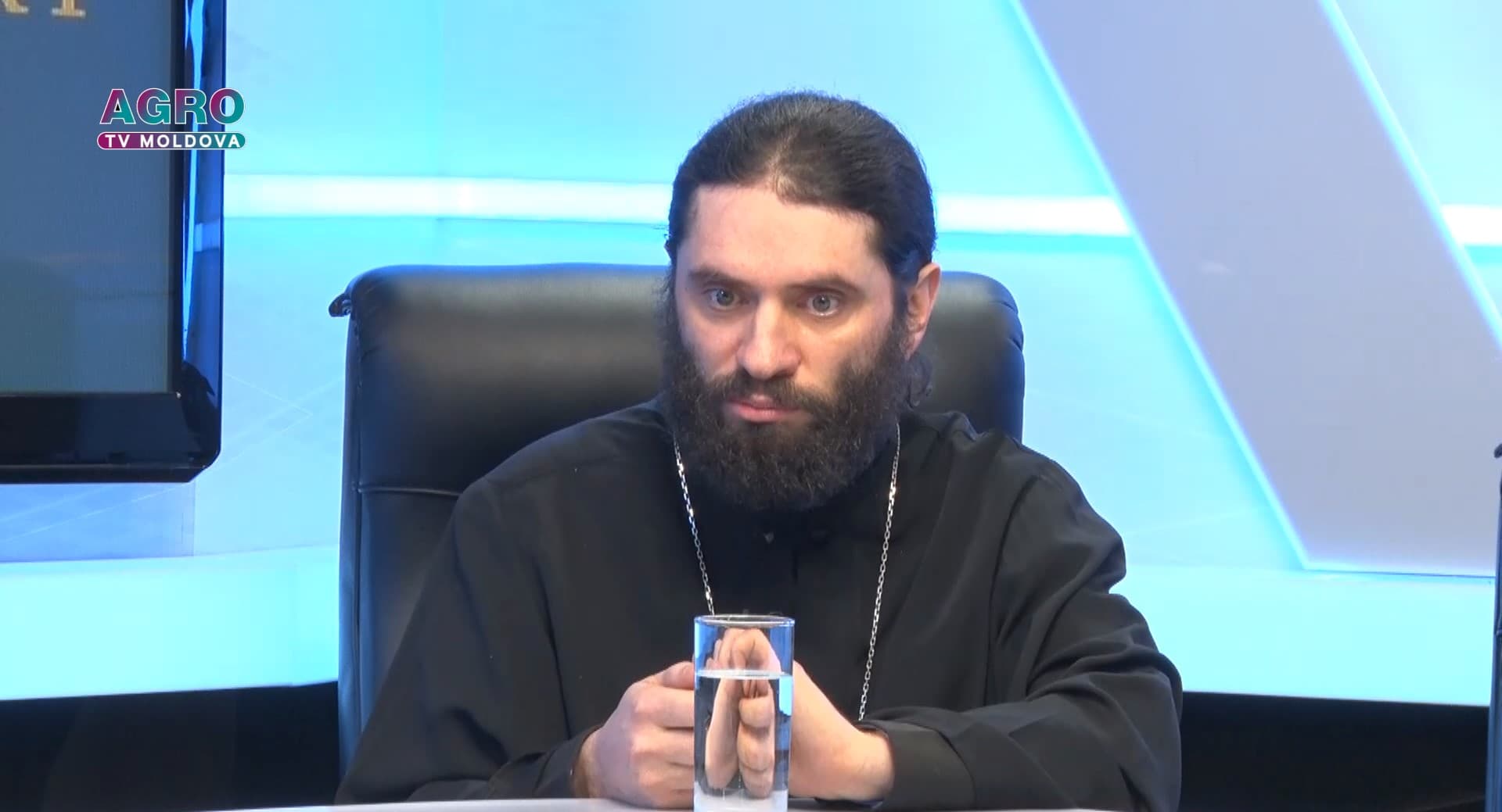 "De multe ori dăruim lucruri de care nu mai avem nevoie și ne mințim că chiar am făcut o faptă bună"