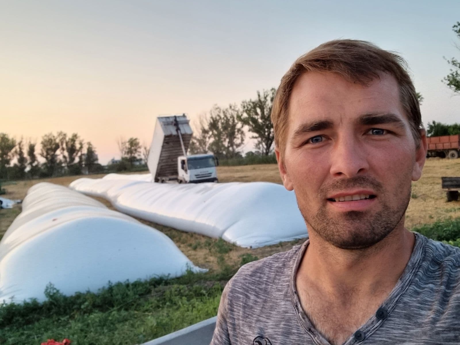 Agricultor: ”Depozitarea cerealelor în silobag-uri este ieftină și sigură”