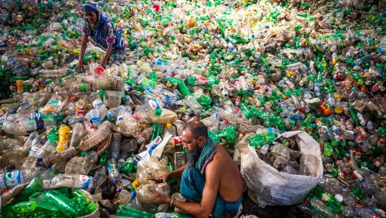 Marile branduri din industria bunurilor de consum propun un pact global pentru reducerea producţiei de plastic