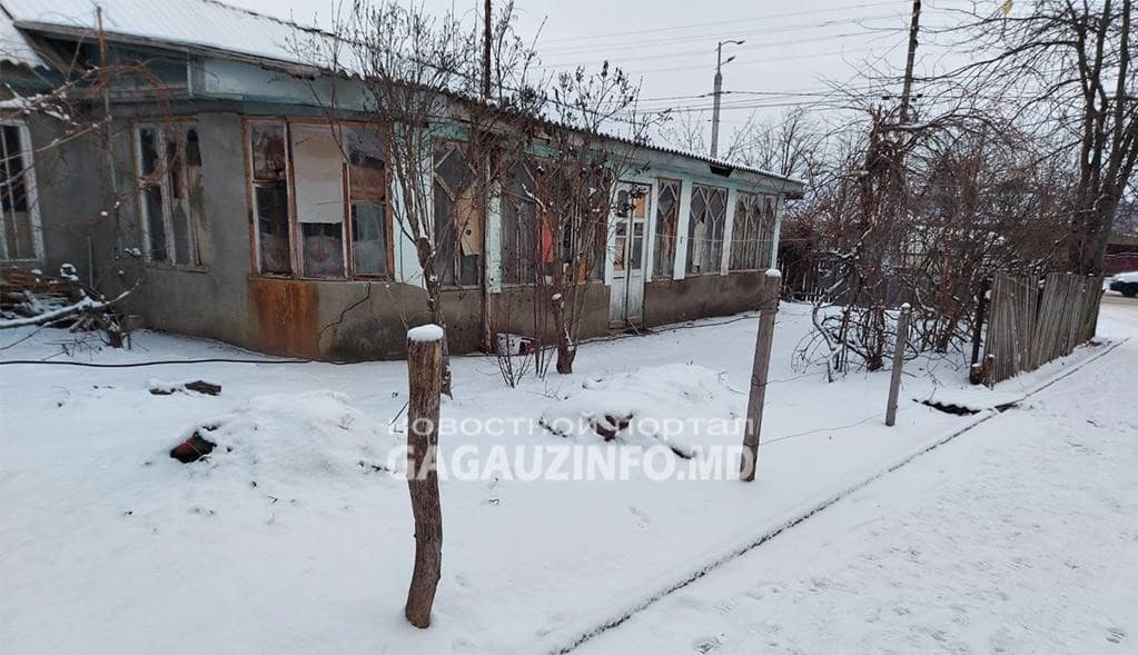 O familie din Comrat taie gardul pentru a se încălzi