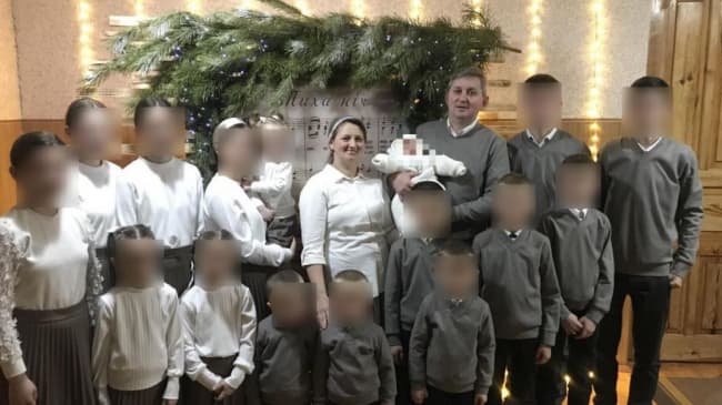 „Îi vom naște pe toți”. O femeie de 42 de ani, care a născut 16 copii, a povestit cum trăiește familia lor