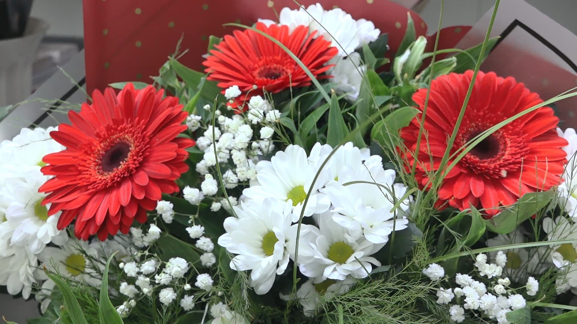 Plină-i piața de flori, dar nu cu de-ale noastre