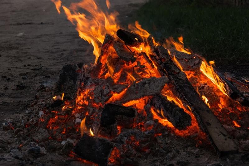 O poveste de acum peste un milion de ani - Cum a descoperit omul focul, cum a învățat să-l producă și cum focul a ”încălzit” drumul către civilizație