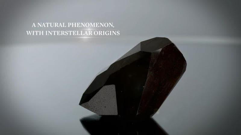 Un diamant negru de 555 de carate, format în urma impactului unui asteroid cu Pământul cu mult înainte de apariția vieții complexe, va fi scos la licitație de Sotheby's