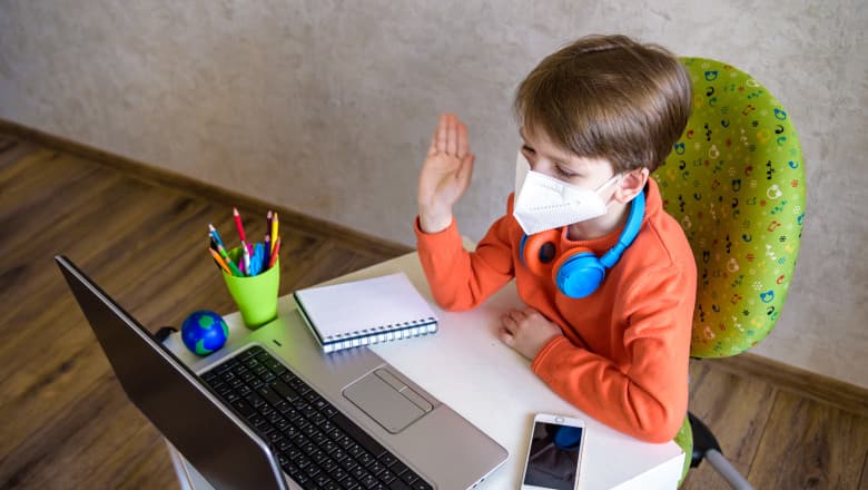 Școlile trec la online