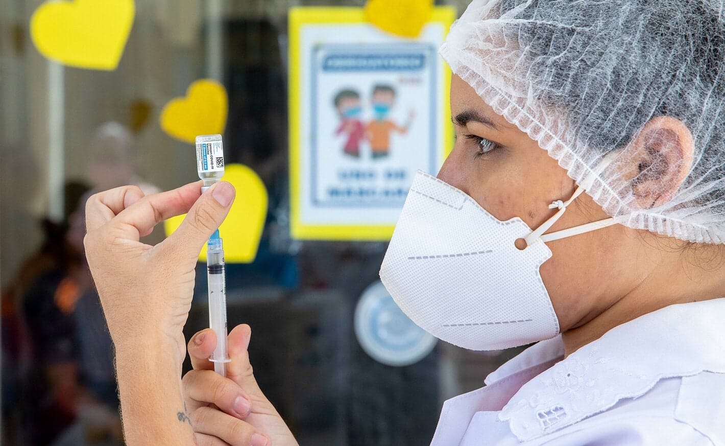 Un vaccin Pfizer adaptat la varianta Omicron va fi disponibil în martie