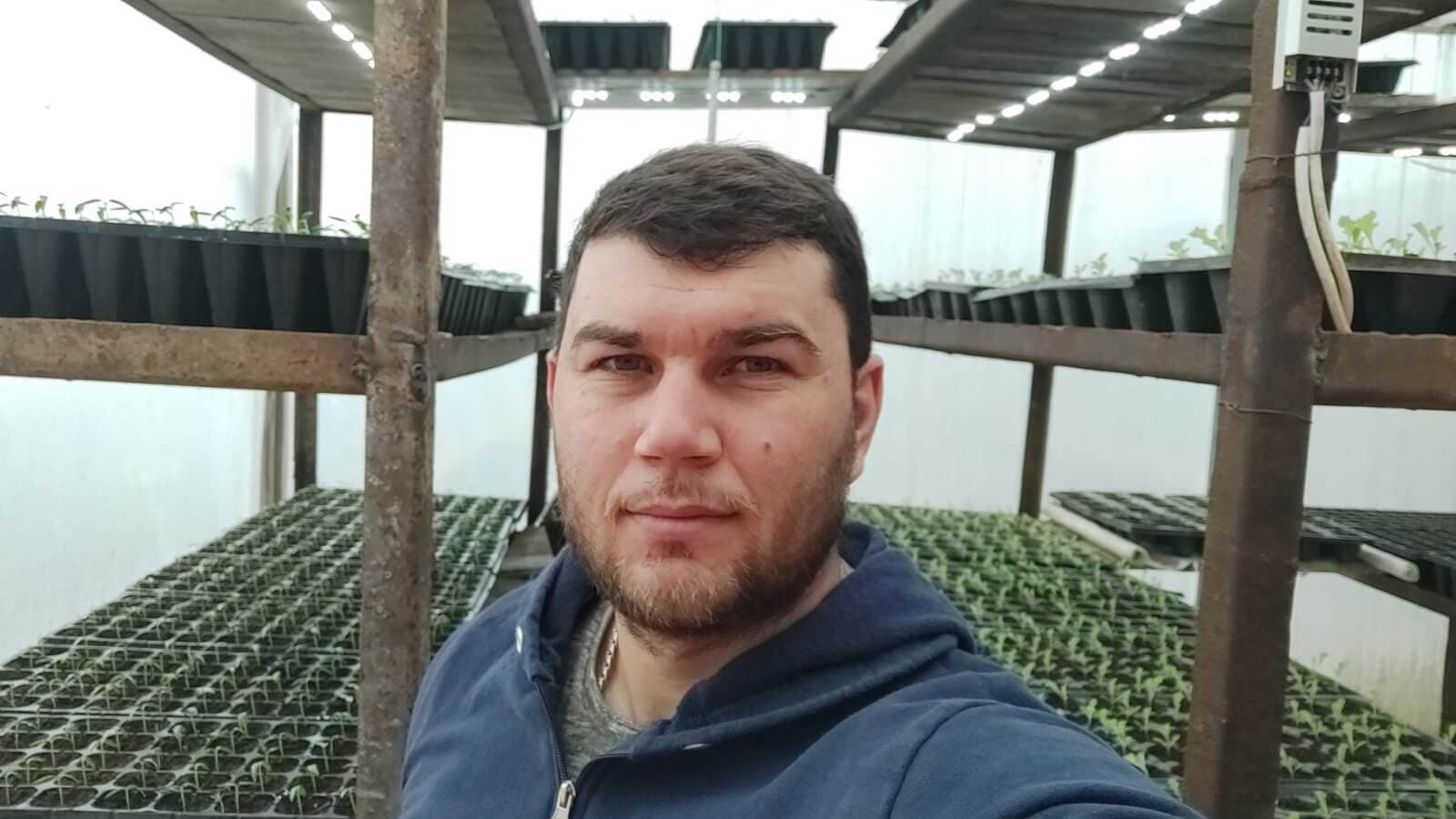 Victor Voina crește culturi agricole în sera construită din sticle