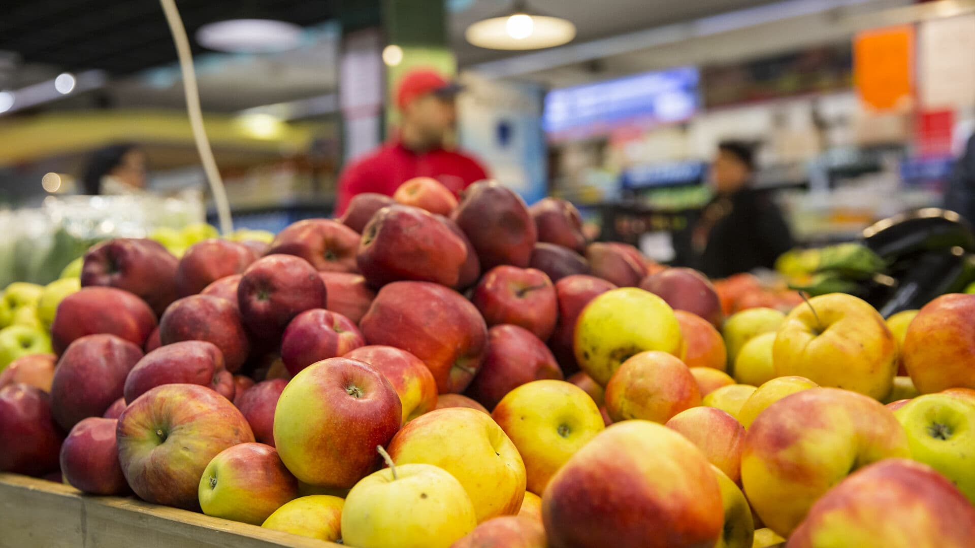 În 2022, supermarketurile importă mere din Ucraina și Polonia