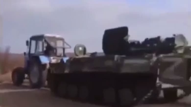 Țărani ucraineni filmați cum tractează tancuri rusești