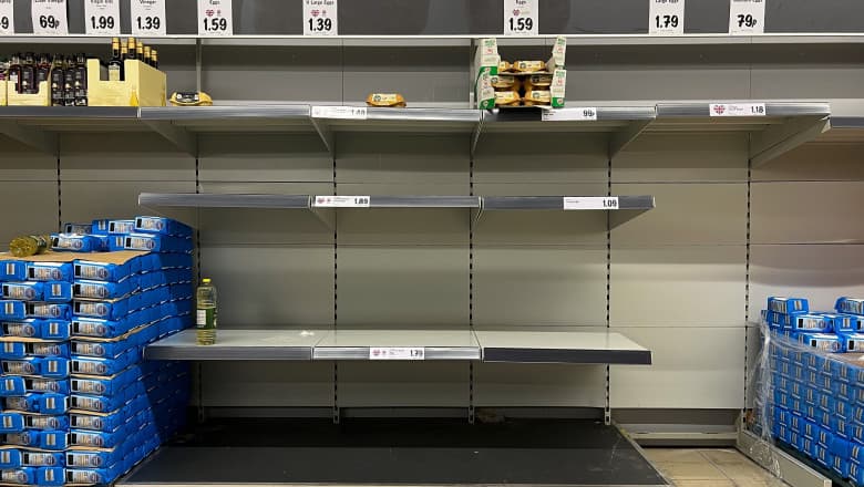 Rafturi goale în supermarketuri, în Marea Britanie după o furtună
