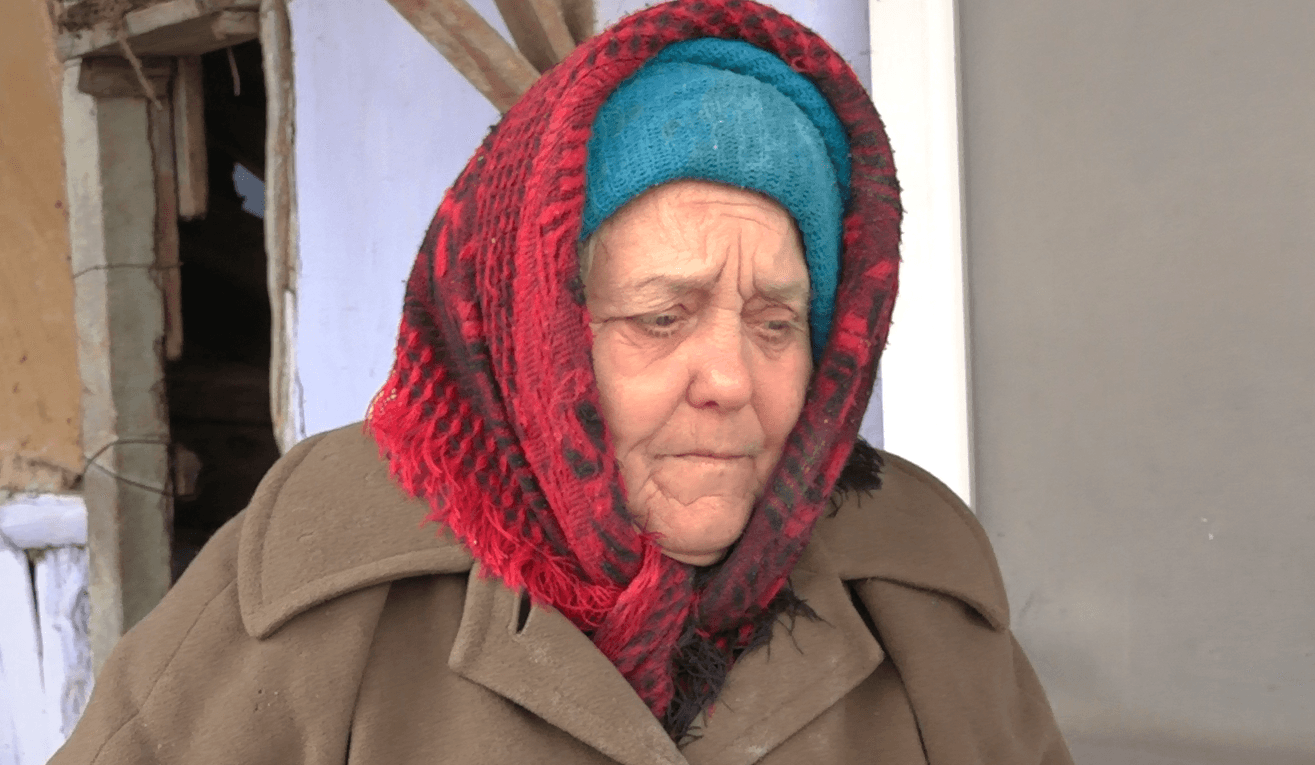Doar pisicile îi mai alină bătrânețile și singurătatea