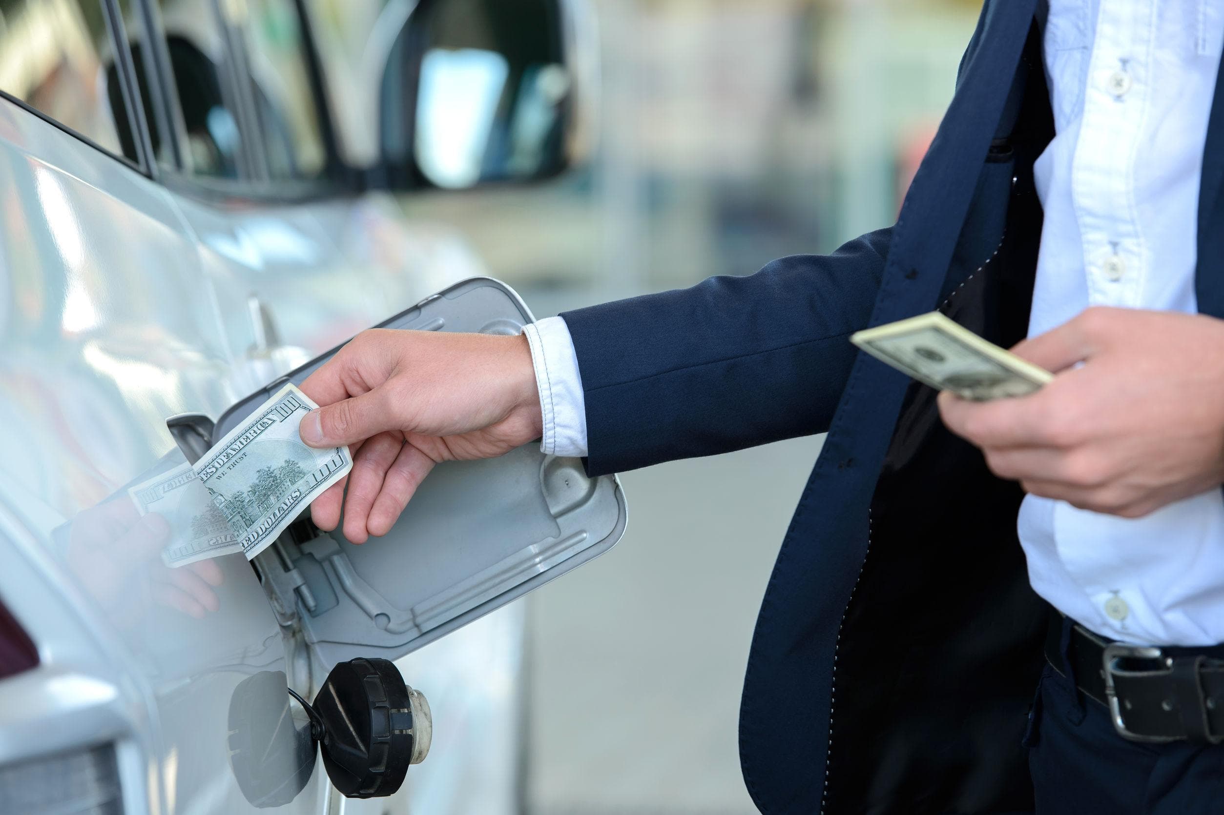 Benzina se scumpește