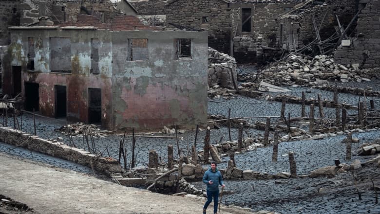 Un „sat fantomă” a ieşit de sub ape, după 30 de ani / Foto
