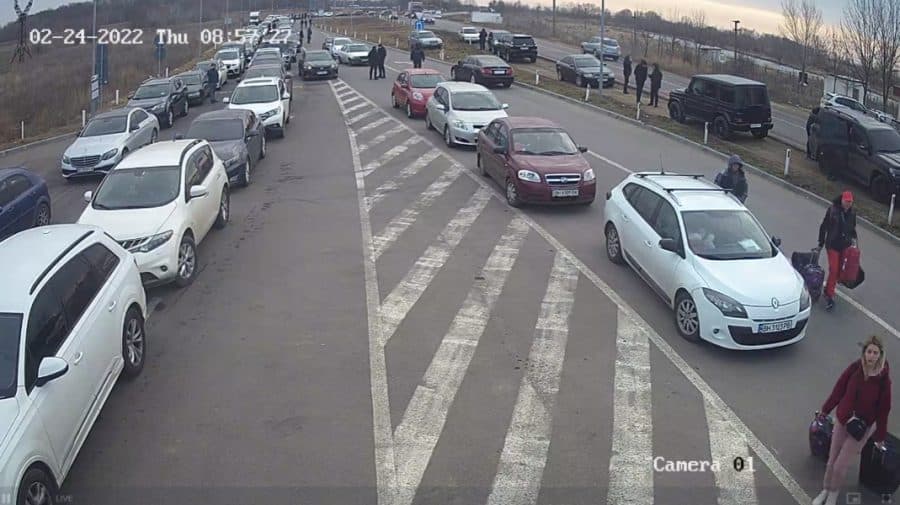 Zeci de mașini așteaptă să intre în Moldova dinspre Ucraina