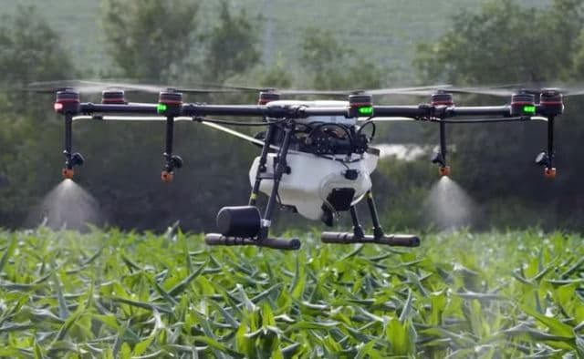 Cu ajutorul unei drone agricole poți pulveriza într-o zi 160 de hectare